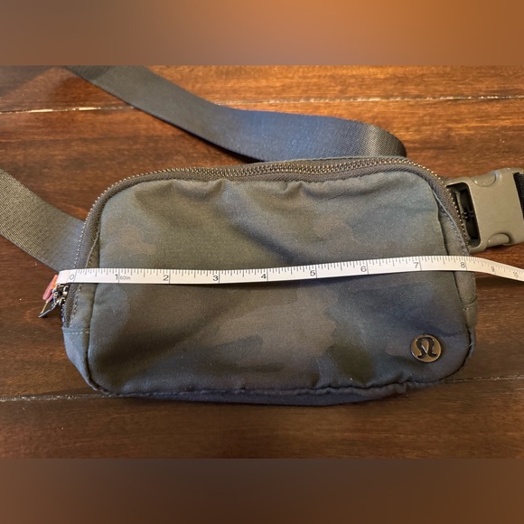 NWOT Lululemon Everywhere Belt Bag Green Camo Unisex - Picture 3 of 7